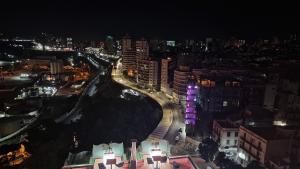 - une vue sur la ville la nuit avec des lumières dans l'établissement Melissa Hotel, à Oran