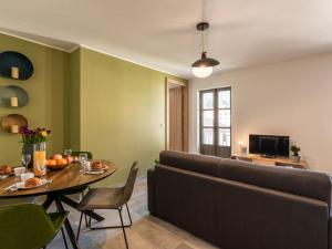 - un salon avec une table et un canapé dans l'établissement Apartment Padova T2 sup by Interhome, à Corte