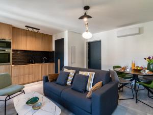 - un salon avec un canapé bleu et une table dans l'établissement Apartment Padova T2 sup by Interhome, à Corte