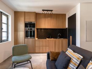 Il comprend un salon avec un canapé et une cuisine. dans l'établissement Apartment Padova T2 sup by Interhome, à Corte