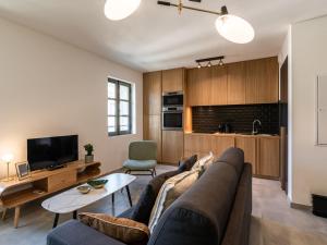 - un salon avec un canapé et une table dans l'établissement Apartment Padova T2 sup by Interhome, à Corte