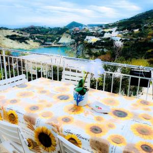 - une table avec des tournesols sur le balcon dans l'établissement Ponzamania Da Gino, à Ponza