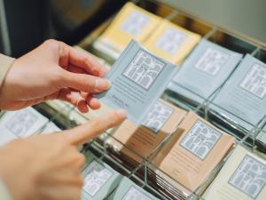 uma pessoa que procura um pedaço de papel numa vitrine em HOTEL THE LEBEN OSAKA em Osaka