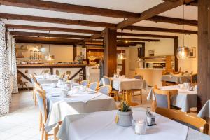 Un restaurant u otro lugar para comer en Gästehaus Kaltenbach