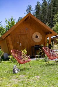 Camping La Ferme de Castellane के बाहर एक बगीचा