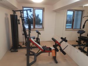 Gimnasio o equipamiento deportivo en QUEEN'S VIEW app-9 free pool,parking, fitness & sea view