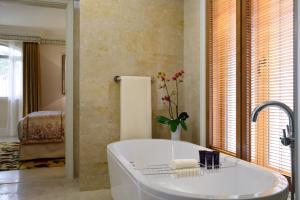 ห้องน้ำของ The Ritz-Carlton Abu Dhabi, Grand Canal