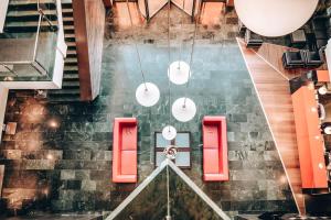 an overhead view of a restaurant with red chairs and lights at Vértice Sevilla Aljarafe in Bormujos