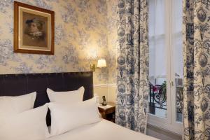 Rúm í herbergi á Relais Hôtel du Vieux Paris