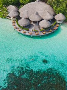 una vista aérea de un complejo sobre el agua en Baros Maldives, en Male