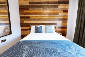 Tempat tidur dalam kamar di The Base Camp Hotel, Nevis Range