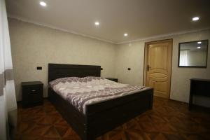 una camera con un letto in una stanza con una porta di Guest House Nikola a Zugdidi