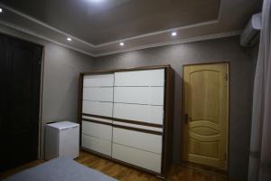 una stanza con un armadio bianco e una porta di Guest House Nikola a Zugdidi