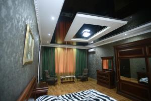 una camera con letto e sedie di Guest House Nikola a Zugdidi