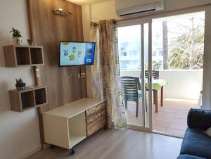 Spacious apartment in Roses 60 m² shared pool TV 또는 엔터테인먼트 센터