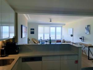 Kuhinja oz. manjša kuhinja v nastanitvi Geniet van de zee met dit top-appartement Fuji Ostend