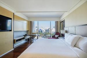 เตียงในห้องที่ JW Marriott Dongdaemun Square Seoul