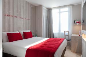 Una cama o camas en una habitación de Hôtel le 209 Paris Bercy