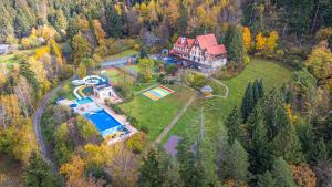 una vista aerea di una grande casa con piscina di Hotel Sluníčko a Ostravice