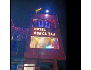 un hôtel omkareshwaraji est allumé la nuit dans l'établissement Osaka Taj Hotel, Agra, à Agra