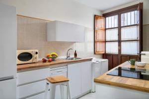 A kitchen or kitchenette at MonKeys Apartments Alameda