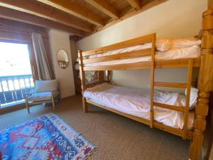 1 Schlafzimmer mit 2 Etagenbetten und einem Balkon in der Unterkunft Chalet Savoyard avec Cheminée et Parking à Samoëns - FR-1-624-80 in Samoëns