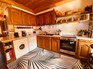 eine Küche mit Zebra-gemustertem Boden in der Unterkunft Chalet Savoyard avec Cheminée et Parking à Samoëns - FR-1-624-80 in Samoëns