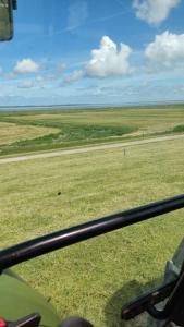 una vista de un campo desde la ventana de un avión en Erholung auf der Deichschäferei mit Deichblick, en Wangerland