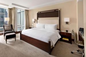 Cama ou camas em um quarto em Shangri-La Toronto