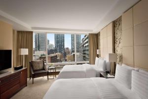 Cama ou camas em um quarto em Shangri-La Toronto