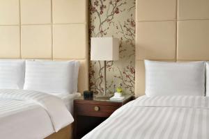 Cama ou camas em um quarto em Shangri-La Toronto