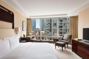 Cama ou camas em um quarto em Shangri-La Toronto