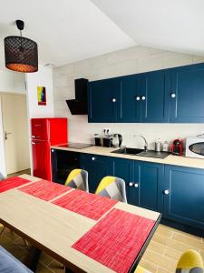 A kitchen or kitchenette at Merveilleux T2 en hypercentre