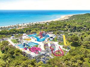 einen Luftblick auf einen Wasserpark neben dem Strand in der Unterkunft Grecotel LUXME Palms at Riviera Olympia & Aqua Park in Loutra Killinis