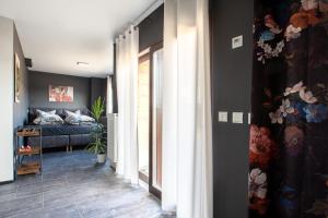 a living room with a couch and a window at Gwuni Mopera in Leipzig