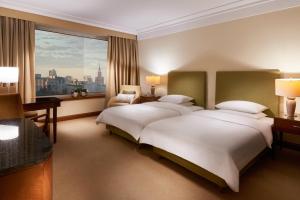 Giường trong phòng chung tại Regent Warsaw Hotel