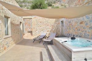 Gallery image ng Akrolithi Boutique Hotel & Suites sa Oitylo