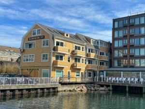 un grande edificio accanto a un corpo idrico di Harborside Inn a Newport