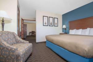 Tempat tidur dalam kamar di AmericInn by Wyndham Windsor Ft. Collins