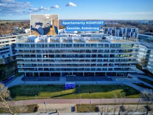 eine Luftansicht eines Gebäudes in einer Stadt in der Unterkunft Seaside - Apartamenty KOMFORT, widok na morze, Parking in Kołobrzeg