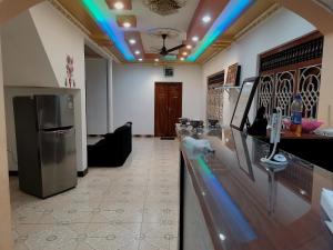 een kamer met een bar met blauwe verlichting bij Nallur Holidays Inn in Jaffna