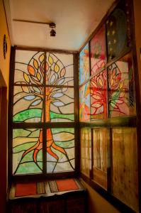 una vidriera con un árbol en la pared en CASA HOSPEDAJE EL LABRADOR, en Cusco