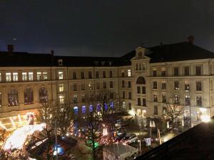 ベルンにあるbedinBERN Aparthotelのクリスマスライトが目の前にある大きな建物