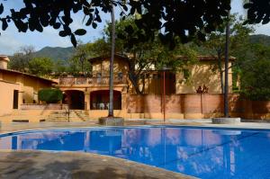 una piscina blu di fronte a una casa di Villas Danza del Sol a Ajijic