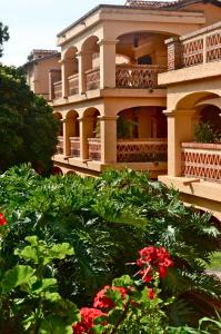 Un edificio con un mazzo di fiori davanti di Villas Danza del Sol a Ajijic