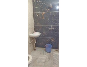 La salle de bains est pourvue de toilettes et d'un lavabo. dans l'établissement Hotel Prem Sagar, Agra Cantt, à Agra