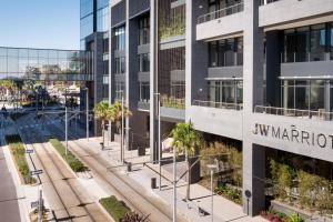 uma vista aérea de um edifício com uma placa em JW Marriott Tampa Water Street em Tampa