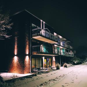 un edificio sulla spiaggia nella neve di notte di Just Eleven a Sankt Peter-Ording