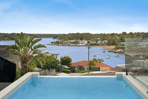 una gran piscina en la parte superior de una casa en Luxury Waterside Home Sanctuary, en Sídney