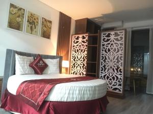 een slaapkamer met een bed met een rode en witte deken bij Rosy Hotel Dương Nội in Hà Ðông